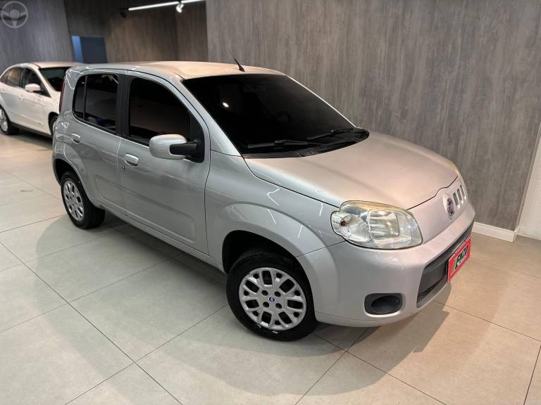 FIAT - UNO 1.0 EVO VIVACE 8V FLEX 4P MANUAL - 2013/2014 - PRATA - R$ 34.900,00