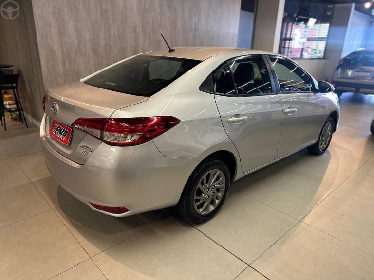 TOYOTA - YARIS 1.5 XS SEDAN 16V FLEX 4P AUTOMÁTICO - 2022/2023 - PRATA - R$ 95.900,00