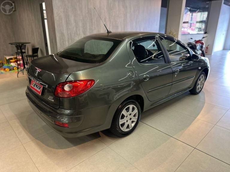PEUGEOT - 207 1.4 SEDAN XR PASSION 8V FLEX 4P MANUAL - 2010/2011 - CINZA - R$ 21.900,00