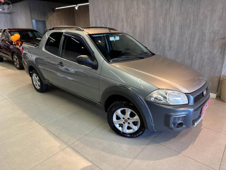 FIAT - STRADA 1.4 MPI WORKING CD 8V FLEX 3P MANUAL - 2014/2015 - CINZA - R$ 61.900,00