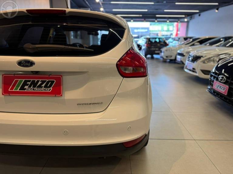 FORD - FOCUS 2.0 TITANIUM PLUS 16V FLEX 4P AUTOMÁTICO - 2017/2018 - BRANCA - R$ 76.900,00