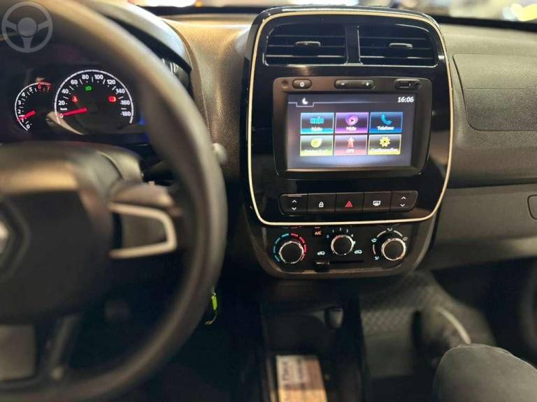 RENAULT - KWID 1.0 12V SCE FLEX INTENSE MANUAL - 2017/2018 - BRANCA - R$ 41.900,00