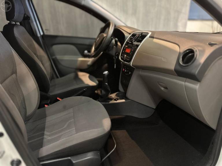 RENAULT - LOGAN 1.0 EXPRESSION 16V FLEX 4P MANUAL - 2015/2015 - BRANCA - R$ 36.900,00