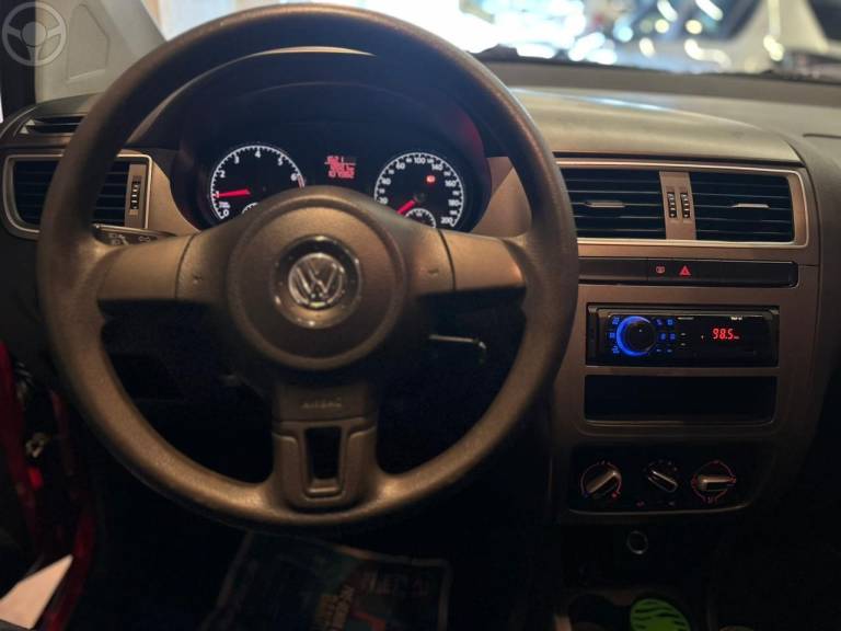 VOLKSWAGEN - FOX 1.0 MI TRENDLINE 8V FLEX 4P MANUAL - 2014/2015 - VERMELHA - R$ 43.900,00
