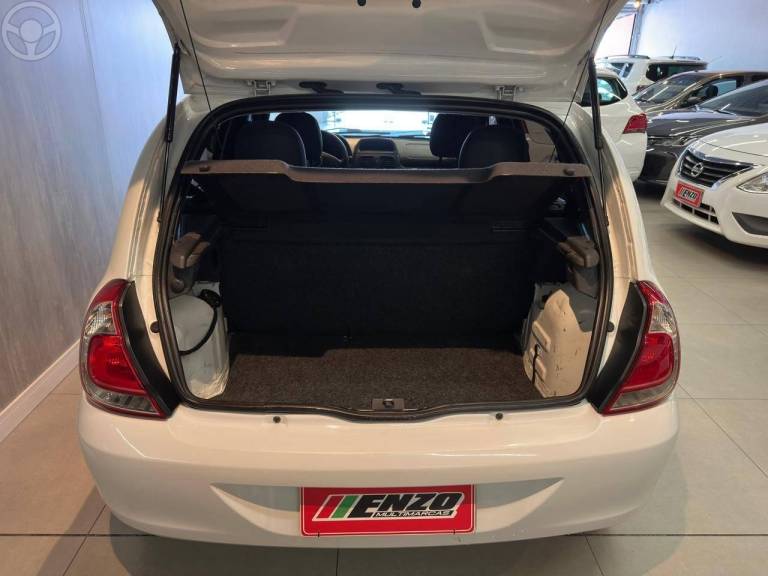 RENAULT - CLIO 1.0 EXPRESSION 16V FLEX 4P MANUAL - 2015/2016 - BRANCA - R$ 37.900,00