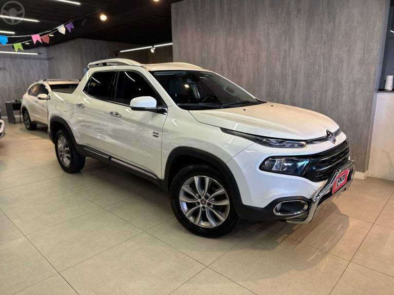 FIAT - TORO 2.0 16V TURBO DIESEL VOLCANO AT9 4X4 AUTOMÁTICO - 2018/2019 - BRANCA - R$ 103.900,00
