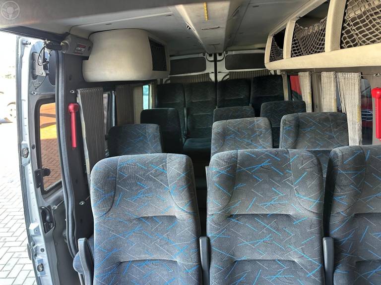 RENAULT - MASTER 2.5 DCI MINIBUS L3H2 1 16V DIESEL 3P MANUAL - 2011/2012 - PRATA - R$ 110.900,00