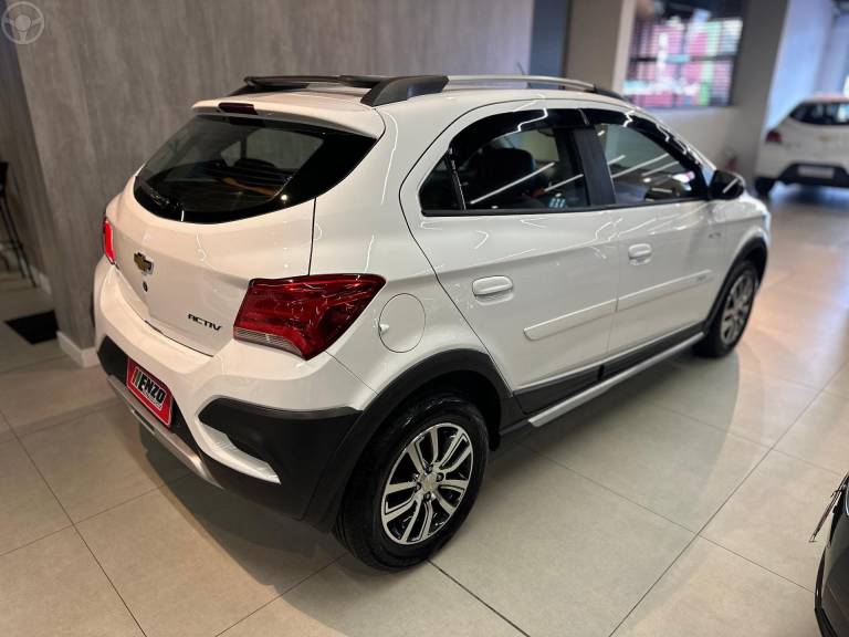 CHEVROLET - ONIX 1.4 MPFI ACTIV 8V FLEX 4P MANUAL - 2016/2017 - BRANCA - R$ 64.900,00