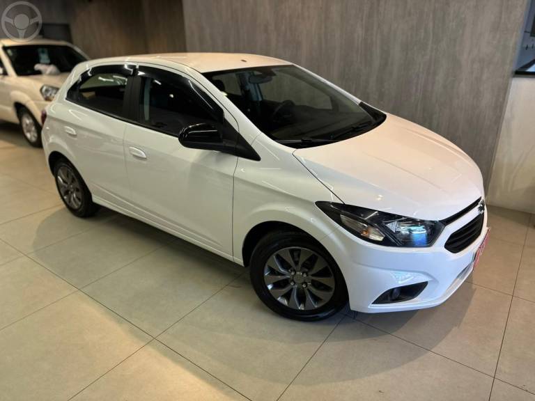 CHEVROLET - ONIX 1.0 JOY PLUS BLACK 8V FLEX 4P MANUAL - 2021/2021 - BRANCA - R$ 58.900,00