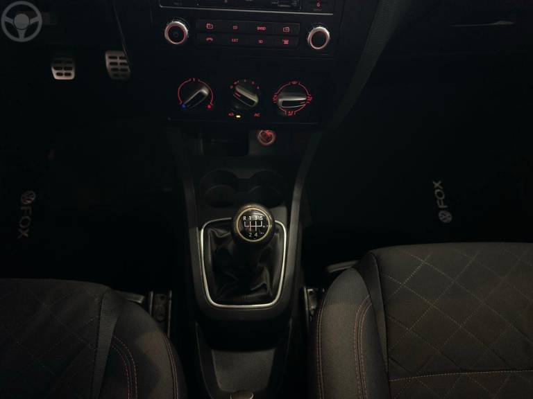 VOLKSWAGEN - FOX 1.6 MI PRIME 8V FLEX 4P MANUAL - 2012/2013 - PRETA - R$ 43.900,00