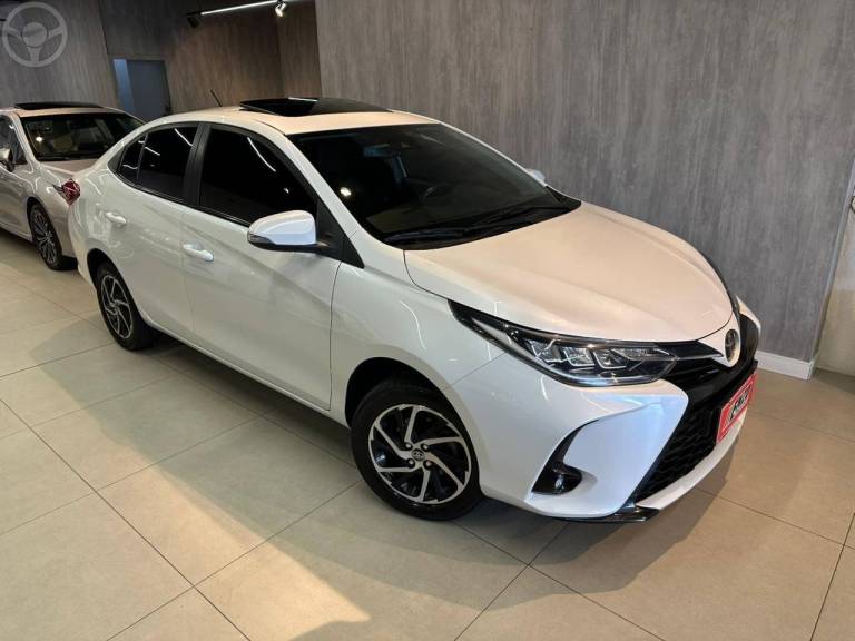 TOYOTA - YARIS 1.5 XLS CONNECT SEDAN 16V FLEX 4P AUTOMÁTICO - 2022/2023 - BRANCA - R$ 104.900,00