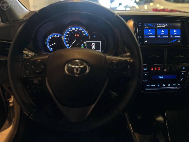 TOYOTA - YARIS 1.5 XS SEDAN 16V FLEX 4P AUTOMÁTICO - 2022/2023 - PRATA - R$ 95.900,00