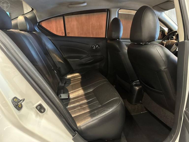 NISSAN - VERSA 1.6 16V FLEX UNIQUE 4P XTRONIC - 2017/2018 - BRANCA - R$ 63.900,00
