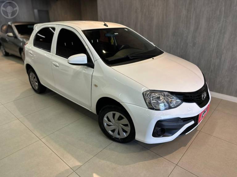 TOYOTA - ETIOS 1.3 X 16V FLEX 4P MANUAL - 2017/2018 - BRANCA - R$ 56.900,00