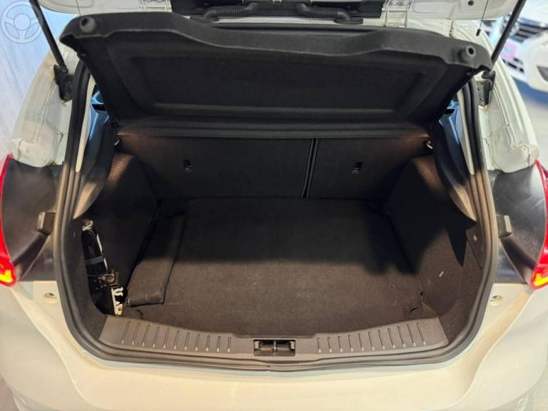 FORD - FOCUS 2.0 TITANIUM PLUS 16V FLEX 4P AUTOMÁTICO - 2017/2018 - BRANCA - R$ 76.900,00