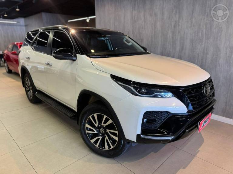 TOYOTA - HILUX SW4 2.8 SRX 4X4 7 LUGARES 16V TURBO INTERCOOLER DIESEL 4P AUTOMÁTICO - 2022/2022 - BRANCA - R$ 314.900,00