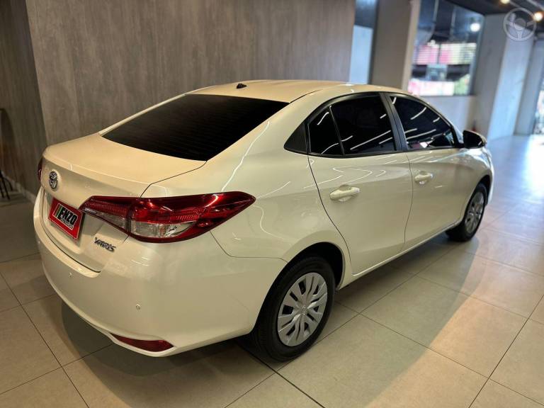 TOYOTA - YARIS 1.5 XL LIVE SEDAN 16V FLEX 4P AUTOMÁTICO - 2019/2020 - BRANCA - R$ 77.900,00