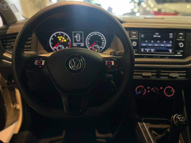 VOLKSWAGEN - POLO 1.0MPI TOTAL FLEX MANUAL - 2020/2021 - BRANCA - R$ 69.900,00