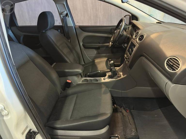 FORD - FOCUS 1.6 SE 8V FLEX 4P MANUAL - 2012/2013 - BRANCA - R$ 46.900,00