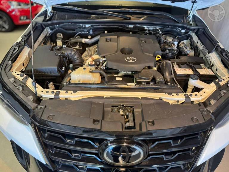 TOYOTA - HILUX SW4 2.8 SRX 4X4 7 LUGARES 16V TURBO INTERCOOLER DIESEL 4P AUTOMÁTICO - 2022/2022 - BRANCA - R$ 314.900,00