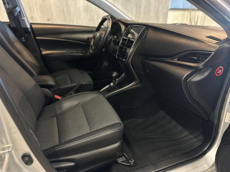TOYOTA - YARIS 1.5 XS SEDAN 16V FLEX 4P AUTOMÁTICO - 2022/2023 - PRATA - R$ 95.900,00