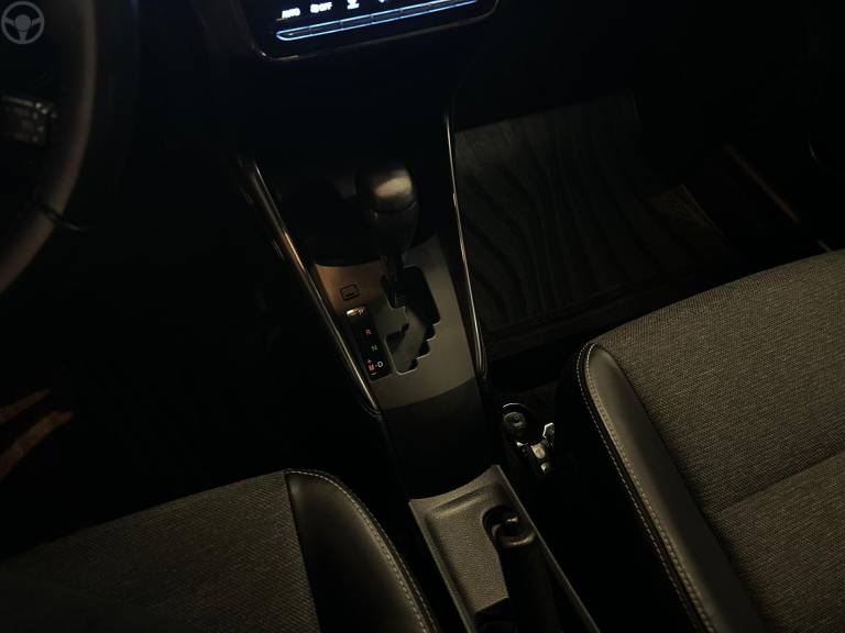 TOYOTA - YARIS 1.5 XS SEDAN 16V FLEX 4P AUTOMÁTICO - 2022/2023 - PRATA - R$ 95.900,00