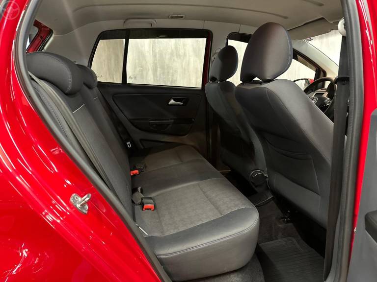 VOLKSWAGEN - FOX 1.6 COMFORTLINE 8V FLEX 4P MANUAL - 2015/2016 - VERMELHA - R$ 49.900,00