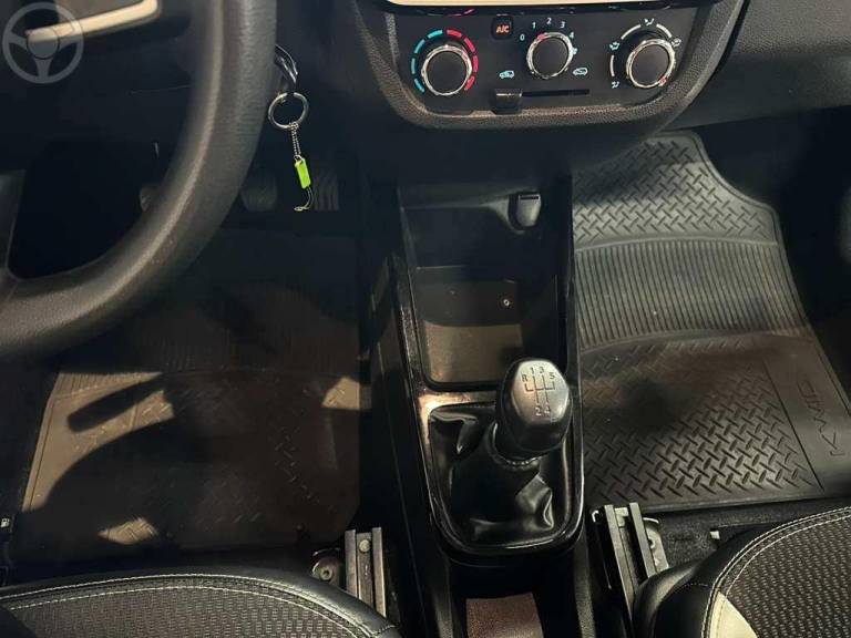 RENAULT - KWID 1.0 12V SCE FLEX INTENSE MANUAL - 2017/2018 - BRANCA - R$ 41.900,00