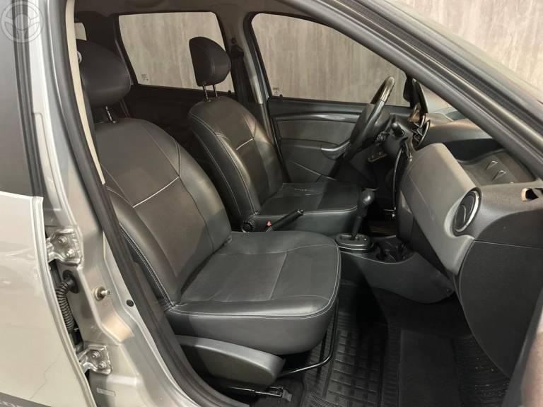 RENAULT - DUSTER 2.0 TECH ROAD 4X2 16V FLEX 4P AUTOMÁTICO - 2013/2014 - PRATA - R$ 55.900,00