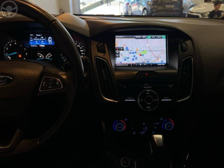 FORD - FOCUS 2.0 TITANIUM HATCH 16V FLEX 4P AUTOMÁTICO - 2015/2016 - BRANCA - R$ 65.900,00