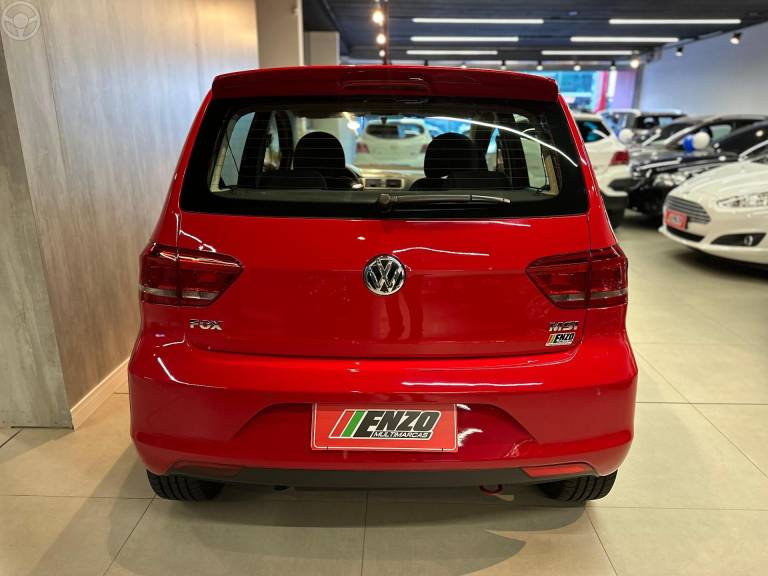 VOLKSWAGEN - FOX 1.6 COMFORTLINE 8V FLEX 4P MANUAL - 2015/2016 - VERMELHA - R$ 49.900,00
