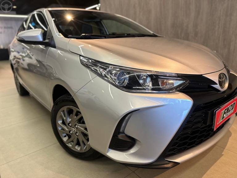 TOYOTA - YARIS 1.5 XS SEDAN 16V FLEX 4P AUTOMÁTICO - 2022/2023 - PRATA - R$ 95.900,00
