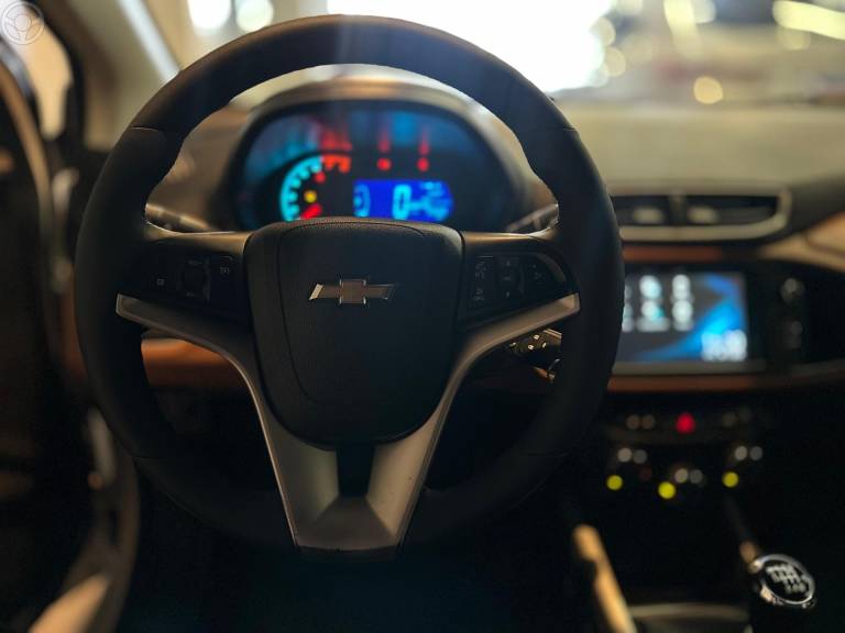 CHEVROLET - ONIX 1.4 MPFI ACTIV 8V FLEX 4P MANUAL - 2016/2017 - BRANCA - R$ 64.900,00