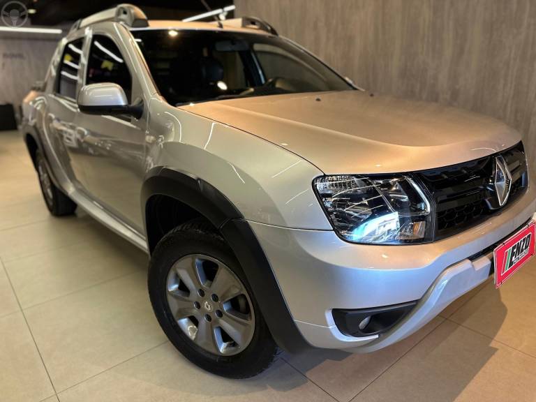 RENAULT - DUSTER OROCH 2.0 16V FLEX DYNAMIQUE AT 4P AUTOMÁTICO - 2016/2017 - PRATA - R$ 74.900,00
