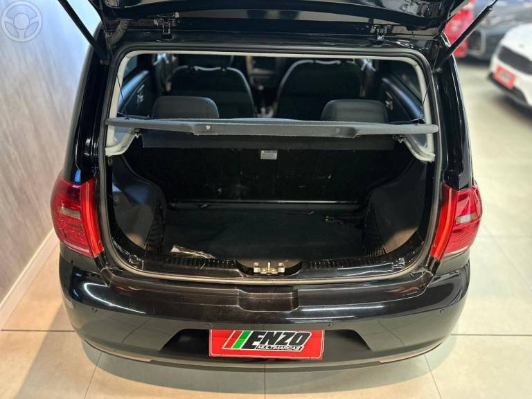 VOLKSWAGEN - FOX 1.0 MI 8V FLEX 4P MANUAL - 2013/2014 - PRETA - R$ 37.900,00