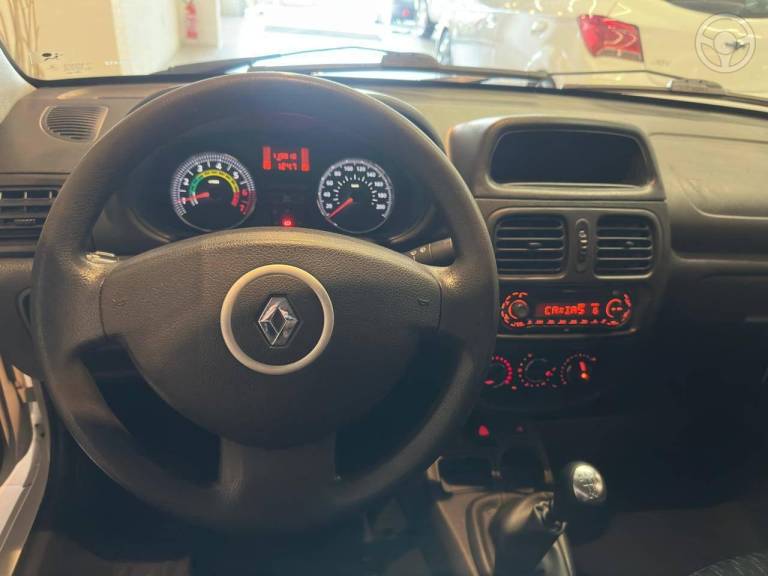 RENAULT - CLIO 1.0 EXPRESSION 16V FLEX 4P MANUAL - 2015/2016 - BRANCA - R$ 36.900,00