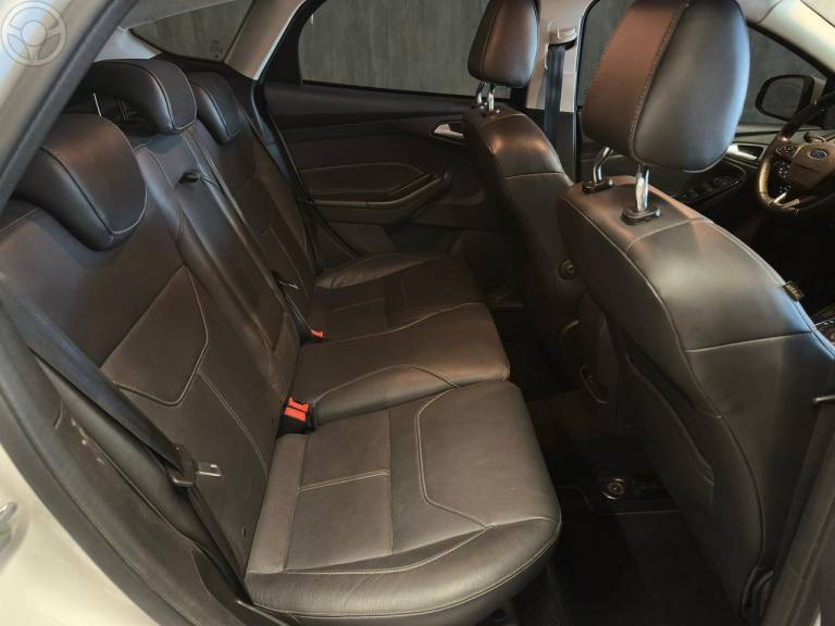 FORD - FOCUS 2.0 TITANIUM HATCH 16V FLEX 4P AUTOMÁTICO - 2015/2016 - BRANCA - R$ 65.900,00