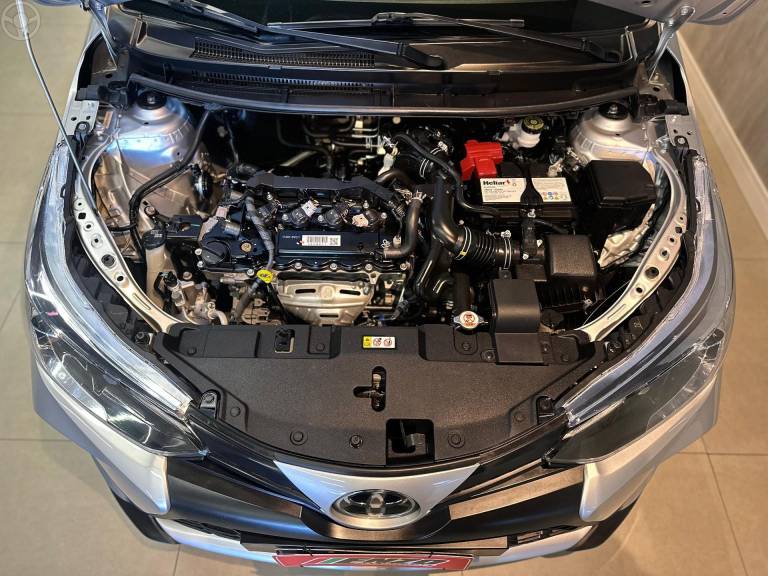TOYOTA - YARIS 1.5 XS SEDAN 16V FLEX 4P AUTOMÁTICO - 2022/2023 - PRATA - R$ 95.900,00