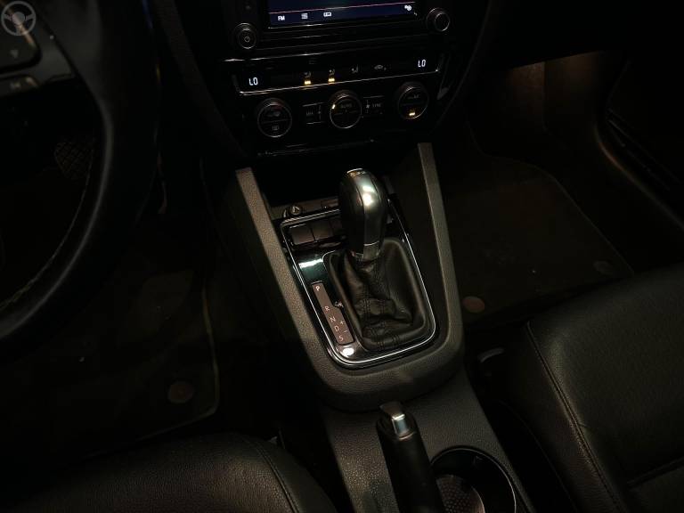 VOLKSWAGEN - JETTA 2.0 TSI HIGHLINE 211CV 4P TIPTRONIC - 2017/2017 - BRANCA - R$ 110.900,00