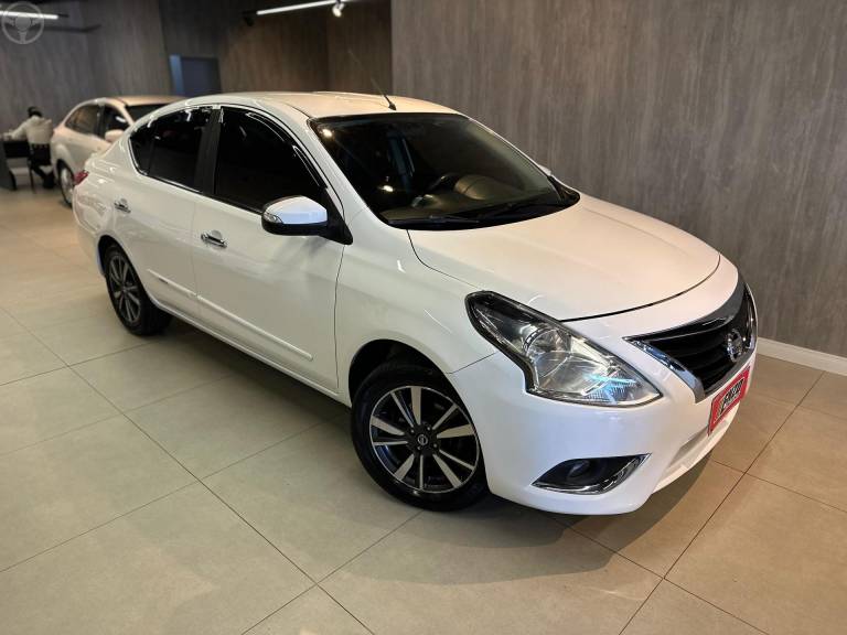 NISSAN - VERSA 1.6 16V FLEX UNIQUE 4P XTRONIC - 2017/2018 - BRANCA - R$ 63.900,00