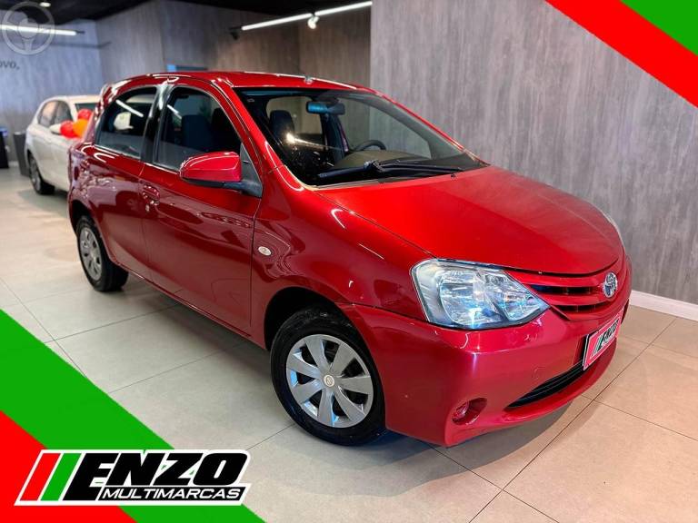 TOYOTA - ETIOS 1.5 XS 16V FLEX 4P MANUAL - 2013/2014 - VERMELHA - R$ 42.900,00