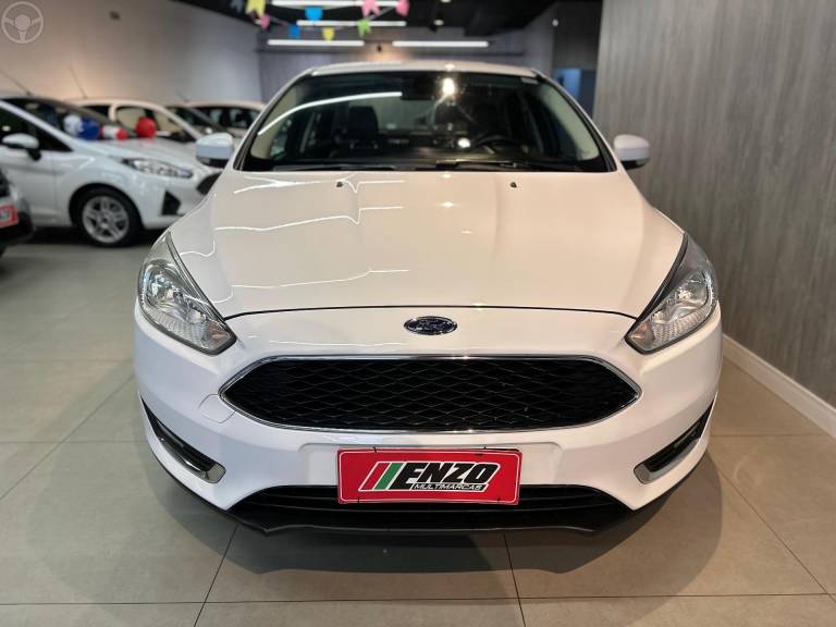 FORD - FOCUS 2.0 SE SEDAN 16V FLEX 4P AUTOMÁTICO - 2015/2016 - BRANCA - R$ 59.900,00