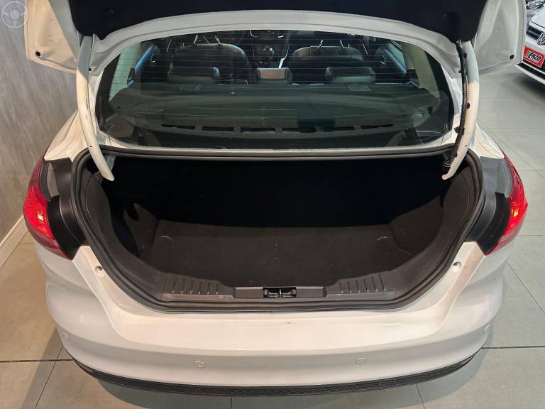 FORD - FOCUS 2.0 SE SEDAN 16V FLEX 4P AUTOMÁTICO - 2015/2016 - BRANCA - R$ 62.900,00