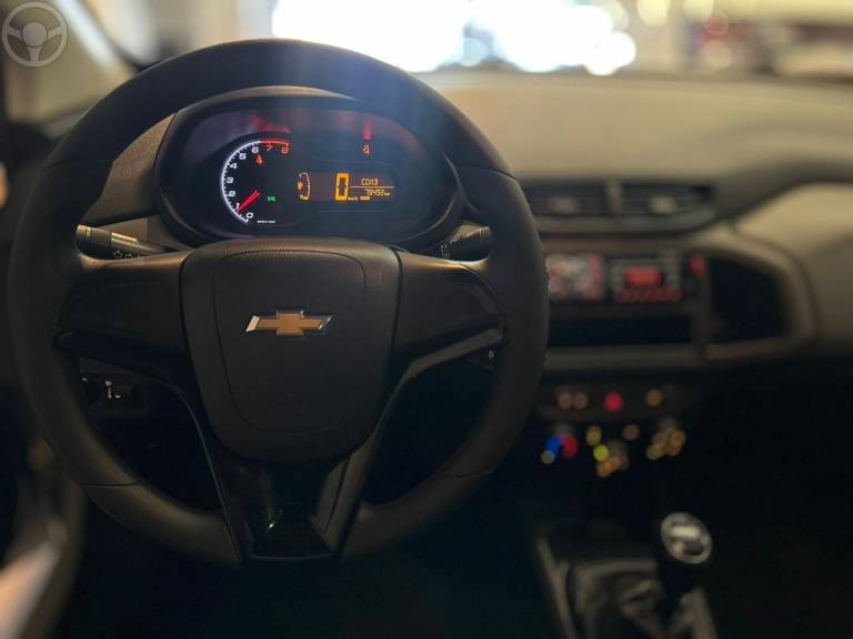CHEVROLET - ONIX 1.0 JOY PLUS BLACK 8V FLEX 4P MANUAL - 2021/2021 - BRANCA - R$ 58.900,00