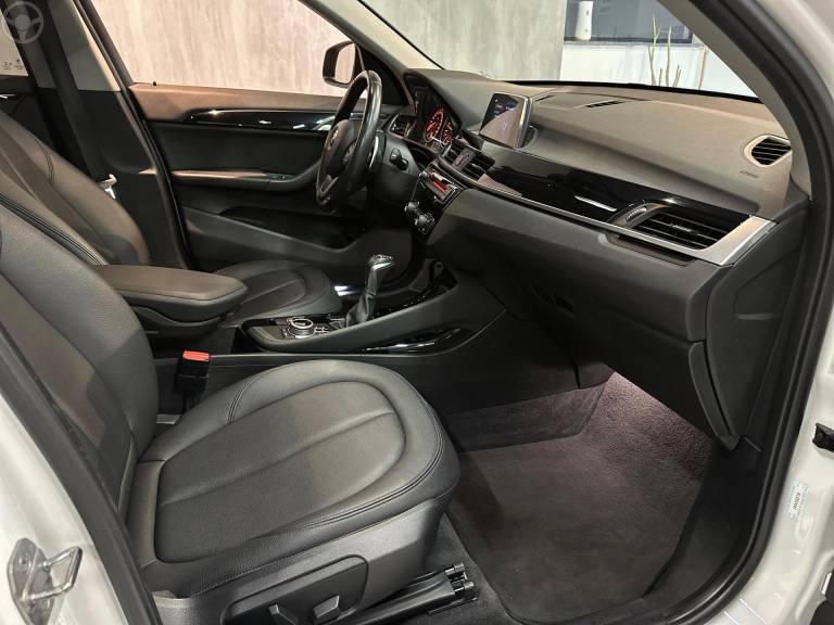 BMW - X1 2.0 16V TURBO ACTIVEFLEX SDRIVE20I X-LINE 4P AUTOMÁTICO - 2017/2018 - BRANCA - R$ 134.900,00