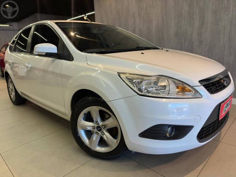 FORD - FOCUS 1.6 SE 8V FLEX 4P MANUAL - 2012/2013 - BRANCA - R$ 46.900,00