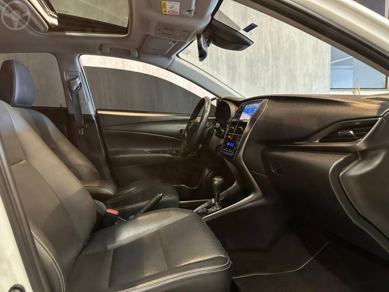 TOYOTA - YARIS 1.5 XLS CONNECT SEDAN 16V FLEX 4P AUTOMÁTICO - 2022/2023 - BRANCA - R$ 104.900,00