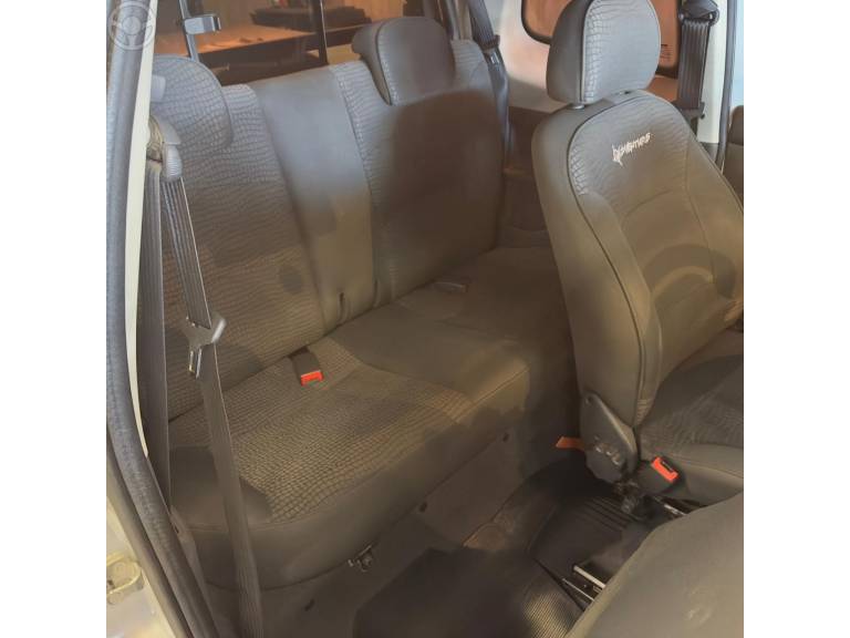 FIAT - STRADA 1.8 MPI ADVENTURE CD 8V FLEX 2P MANUAL - 2011/2012 - PRATA - R$ 55.900,00