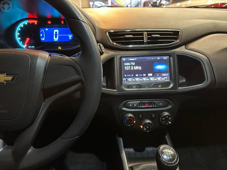 CHEVROLET - ONIX 1.4 MPFI LTZ 8V FLEX 4P MANUAL - 2013/2014 - VERMELHA - R$ 52.900,00