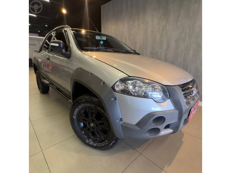 FIAT - STRADA 1.8 MPI ADVENTURE CD 8V FLEX 2P MANUAL - 2011/2012 - PRATA - R$ 55.900,00